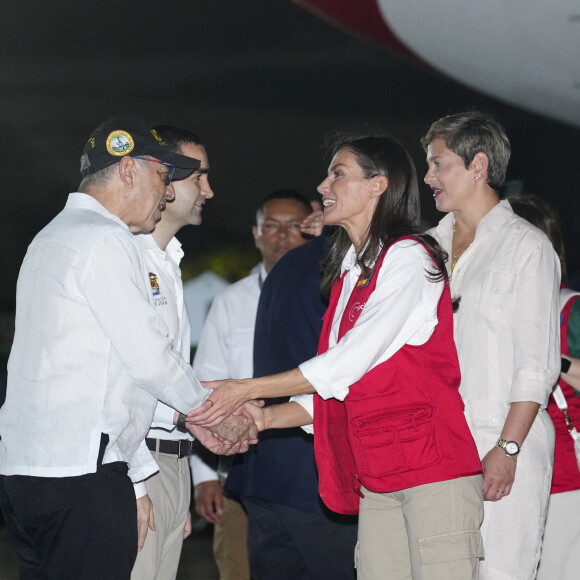 En revanche, Felipe d'Espagne était absent.
La reine Letizia d'Espagne accueillie par la Première dame de colombie Veronica Alcocer à l'aéroport international Rafael Nunez à Carthagène, dans le cadre du premier jour de la tournée de coopération de la reine espagnole en Colombie, le 13 juin 2023. 