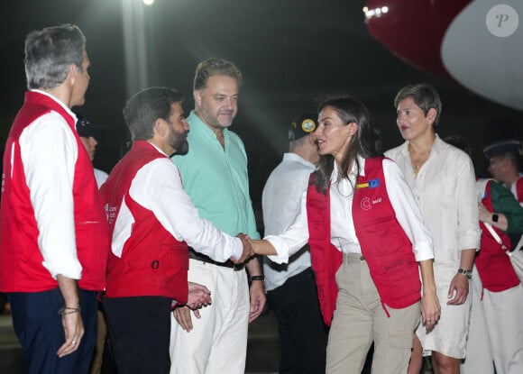 La reine Letizia d'Espagne accueillie par la Première dame de colombie Veronica Alcocer à l'aéroport international Rafael Nunez à Carthagène, dans le cadre du premier jour de la tournée de coopération de la reine espagnole en Colombie, le 13 juin 2023. 