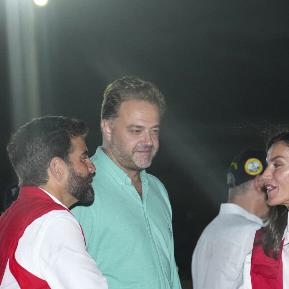 La reine Letizia d'Espagne accueillie par la Première dame de colombie Veronica Alcocer à l'aéroport international Rafael Nunez à Carthagène, dans le cadre du premier jour de la tournée de coopération de la reine espagnole en Colombie, le 13 juin 2023. 