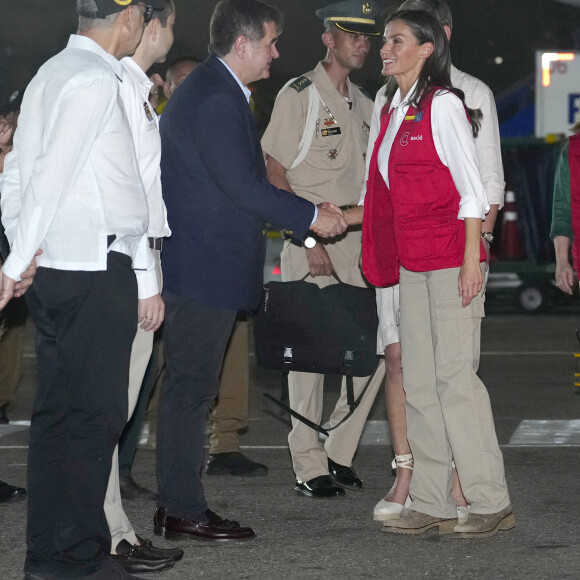 La reine Letizia d'Espagne accueillie par la Première dame de colombie Veronica Alcocer à l'aéroport international Rafael Nunez à Carthagène, dans le cadre du premier jour de la tournée de coopération de la reine espagnole en Colombie, le 13 juin 2023. 