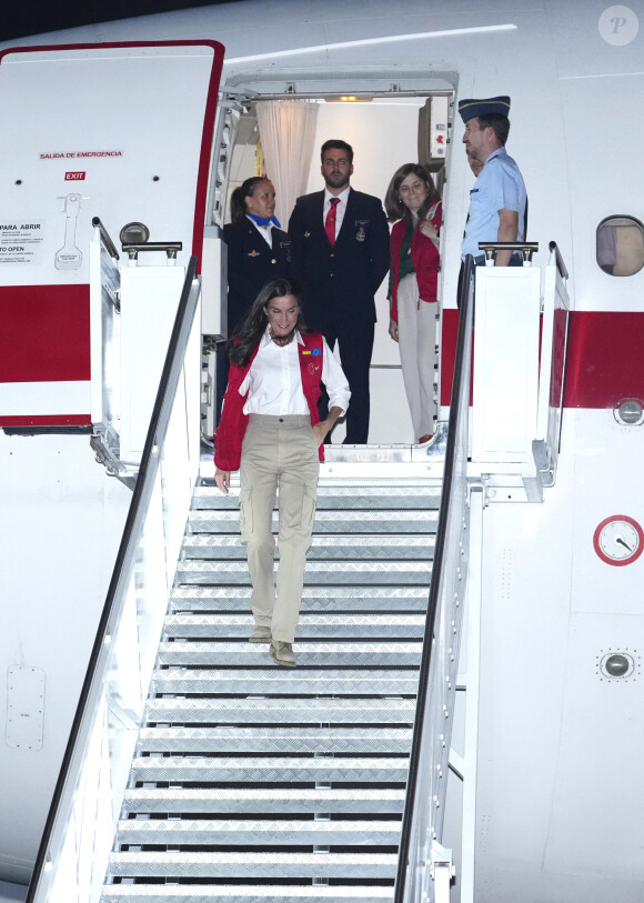 Elle avait une tenue très inhabituelle par rapport à ses looks réguliers.
La reine Letizia d'Espagne accueillie par la Première dame de colombie Veronica Alcocer à l'aéroport international Rafael Nunez à Carthagène, dans le cadre du premier jour de la tournée de coopération de la reine espagnole en Colombie, le 13 juin 2023. 