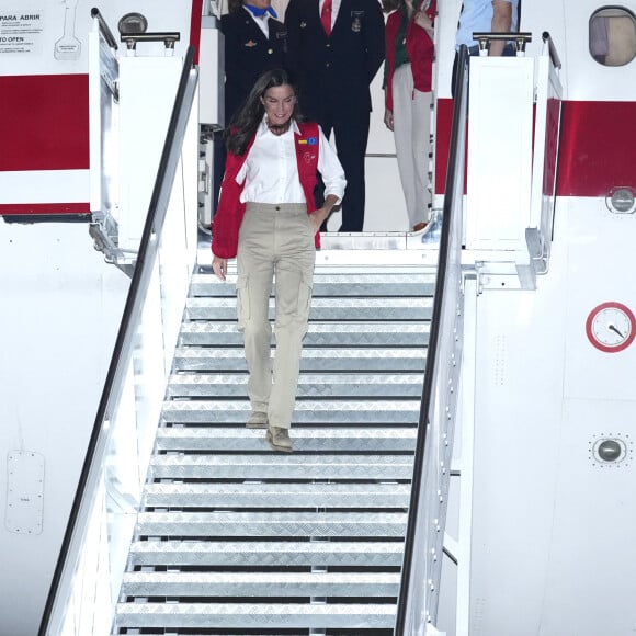 Elle avait une tenue très inhabituelle par rapport à ses looks réguliers.
La reine Letizia d'Espagne accueillie par la Première dame de colombie Veronica Alcocer à l'aéroport international Rafael Nunez à Carthagène, dans le cadre du premier jour de la tournée de coopération de la reine espagnole en Colombie, le 13 juin 2023. 