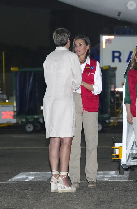 La reine Letizia d'Espagne accueillie par la Première dame de colombie Veronica Alcocer à l'aéroport international Rafael Nunez à Carthagène, dans le cadre du premier jour de la tournée de coopération de la reine espagnole en Colombie, le 13 juin 2023. 