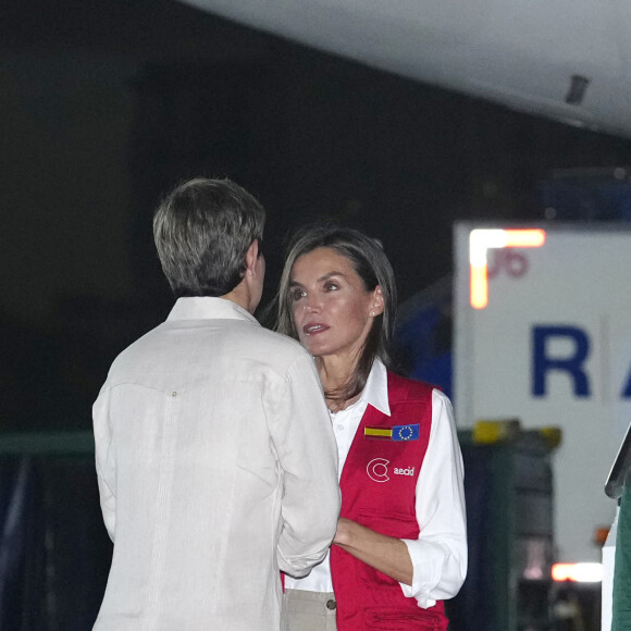 La reine Letizia d'Espagne accueillie par la Première dame de colombie Veronica Alcocer à l'aéroport international Rafael Nunez à Carthagène, dans le cadre du premier jour de la tournée de coopération de la reine espagnole en Colombie, le 13 juin 2023. 