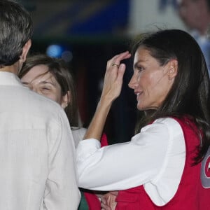 La reine Letizia d'Espagne accueillie par la Première dame de colombie Veronica Alcocer à l'aéroport international Rafael Nunez à Carthagène, dans le cadre du premier jour de la tournée de coopération de la reine espagnole en Colombie, le 13 juin 2023. 
