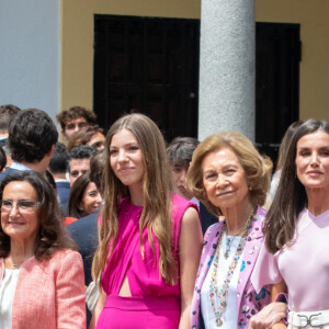 Le roi Felipe VI d'Espagne, Paloma Rocasolano, la princesse Leonor d'Espagne, La reine Sofia, La reine Letizia d'Espagne, La princesse Leonor, et Jesus Ortiz - La confirmation de l'infante Sofia d'Espagne à l'église de l'Assomption de Notre-Dame à Madrid, le 25 mai 2023. C'est dans cette même paroisse que sa soeur, avait fait sa confirmation, le 28 mai 2021. 