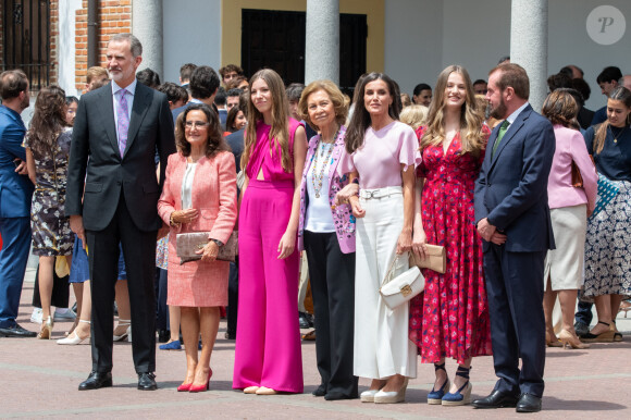 Le roi Felipe VI d'Espagne, Paloma Rocasolano, la princesse Leonor d'Espagne, La reine Sofia, La reine Letizia d'Espagne, La princesse Leonor, et Jesus Ortiz - La confirmation de l'infante Sofia d'Espagne à l'église de l'Assomption de Notre-Dame à Madrid, le 25 mai 2023. C'est dans cette même paroisse que sa soeur, avait fait sa confirmation, le 28 mai 2021. 