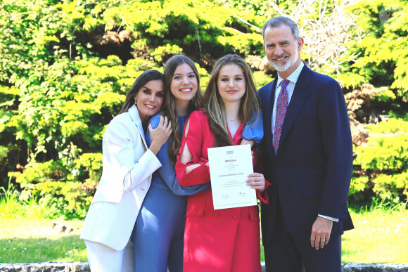 Le roi Felipe VI et la reine Letizia d'Espagne assistent à la remise de diplômes de la princesse Leonor à l'UWC Atlantic College à Llantwit Major (Pays de Galles), en présence de l'Infante Sofia d'Espagne, le 20 mai 2023. 