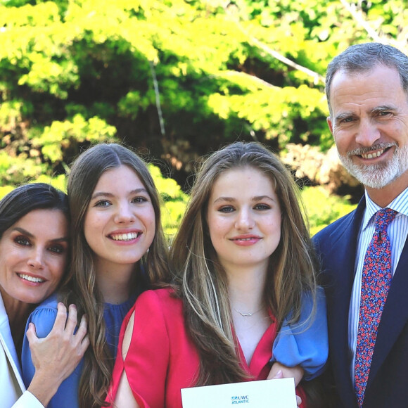 Le roi Felipe VI et la reine Letizia d'Espagne assistent à la remise de diplômes de la princesse Leonor à l'UWC Atlantic College à Llantwit Major (Pays de Galles), en présence de l'Infante Sofia d'Espagne, le 20 mai 2023. 