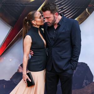 Si le réalisateur de 50 ans n'a pas hésité à susurrer quelques mots doux à sa belle directement dans le creux de son oreille, le regard amoureux de sa femme en disait long.
Jennifer Lopez (J.Lo) et son mari Ben Affleck au photocall de la première de Los Angeles du film "The Flash" au TCL Chinese Theatre IMAX à Hollywood, Los Angeles,Californie, Etats-Unis, le 12 juin 2023. 