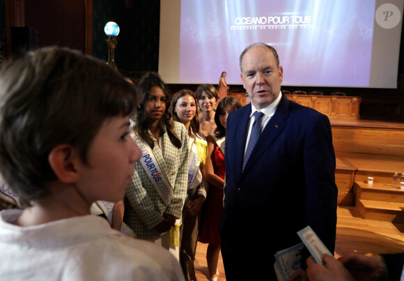 Estelle Lefébure a ainsi retrouvé tous les élèves collégiens vainqueurs de ce grand cru 2023, mais aussi le prince Albert de Monaco.
Le prince Albert II de Monaco - Cérémonie de remise de prix du concours pédagogique "Oceano pour Tous" au musée Océanographique de Monaco, le 13 juin 2023. © Jean-François Ottonello/Nice Matin/Bestimage