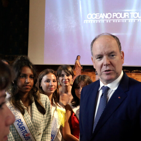 Estelle Lefébure a ainsi retrouvé tous les élèves collégiens vainqueurs de ce grand cru 2023, mais aussi le prince Albert de Monaco.
Le prince Albert II de Monaco - Cérémonie de remise de prix du concours pédagogique "Oceano pour Tous" au musée Océanographique de Monaco, le 13 juin 2023. © Jean-François Ottonello/Nice Matin/Bestimage