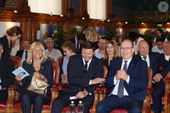 Leila Elling, Gareth Wittstock, le prince Albert II de Monaco - Cérémonie de remise de prix du concours pédagogique "Oceano pour Tous" au musée Océanographique de Monaco, le 13 juin 2023. © Claudia Albuquerque/Bestimage