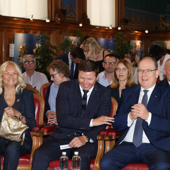 Leila Elling, Gareth Wittstock, le prince Albert II de Monaco - Cérémonie de remise de prix du concours pédagogique "Oceano pour Tous" au musée Océanographique de Monaco, le 13 juin 2023. © Claudia Albuquerque/Bestimage