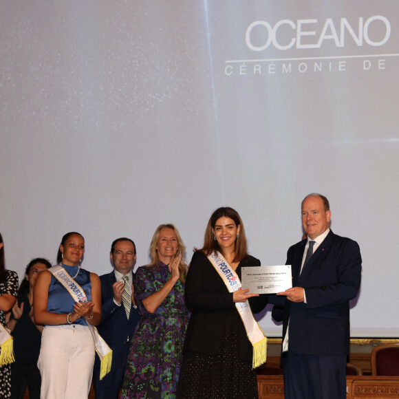 Estelle Lefébure (marraine de l'édition), le prince Albert II de Monaco, Gareth Wittstock - Cérémonie de remise de prix du concours pédagogique "Oceano pour Tous" au musée Océanographique de Monaco, le 13 juin 2023. © Claudia Albuquerque/Bestimage