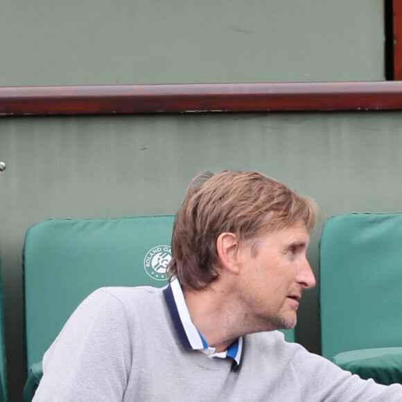 Ils ont eu deux enfants ensemble.
Elisa Tovati et son mari Sébastien Saussez dans les tribunes des internationaux de tennis de Roland Garros à Paris, jour 3, le 29 mai 2018. Cyril Moreau / Dominique Jacovides / Bestimage 