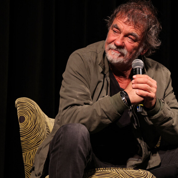 "Quel monde on leur laisse bon sang ! Ils vont devoir se démerder avec tout ça", avait-il déploré dans les colonnes de Sud-Ouest.
Exclusif - Olivier Marchal lors du festival "Les scènes d'Olivier Marchal" au théâtre Cravey à La Teste-de-Buch (Gironde), le 10 novembre 2022. Ce nouveau festival de théâtre, parrainé par Olivier Marchal, se déroule du 10 au 20 novembre 2022. Sur scène, il a retrouvé son premier professeur de théâtre, L.Bihoreau. Olivier Marchal est originaire de La-Teste-de-Buch, où ses parents tenaient une pâtisserie. © Jean-Marc Lhomer / Bestimage