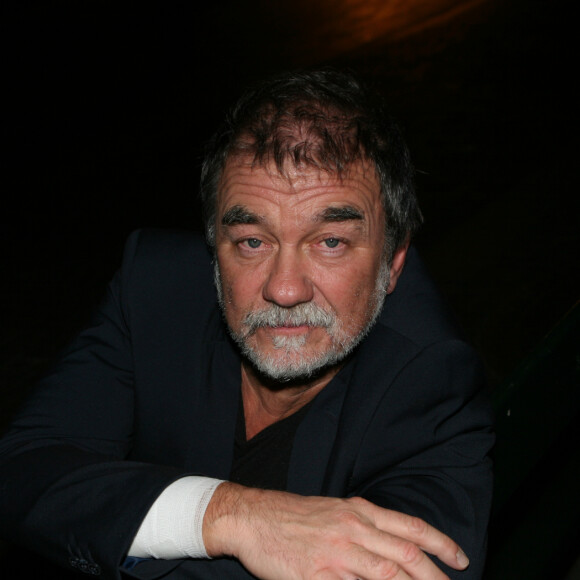 Exclusif - Olivier Marchal - L'humoriste Cartouche sur la scène du "Café de la danse" dans son spectacle "Demain je me lève de bonheur !" à Paris le 20 décembre 2018. Le spectacle a éte mis en scène par C. Marchal.