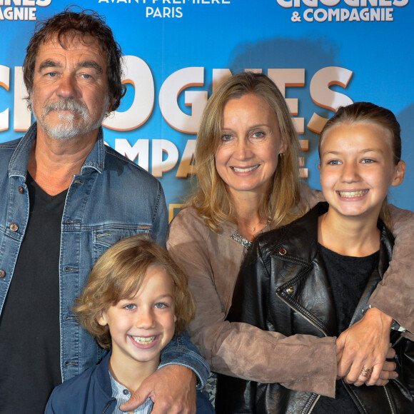 Olivier Marchal, Catherine Marchal et leurs enfants Basile et Ninon - Avant-première de "Cigognes & Compagnies" au cinéma Gaumont Opéra à Paris, le 25 septembre 2016. © Guirec Coadic/Bestimage
