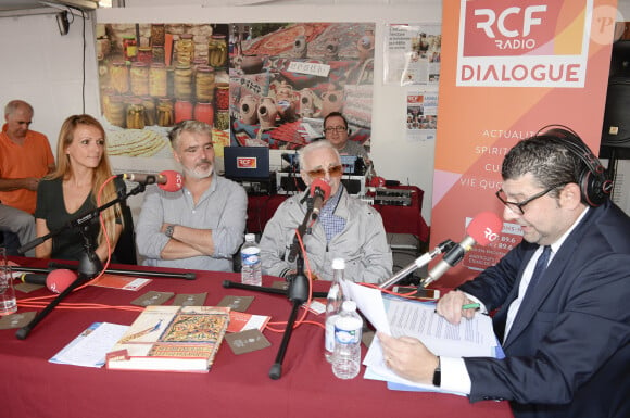 Magré un bilan très positif
Charles Aznavour lors de sa venue à la foire de Marseille au stand de L'Arménie. Interview aux cotes de Charles Aznavour Richard Findikian, Nicolas Pagnol, et Valerie Fedele. Le 29 septembre 2017 © Patrick Carpentier / Bestimage