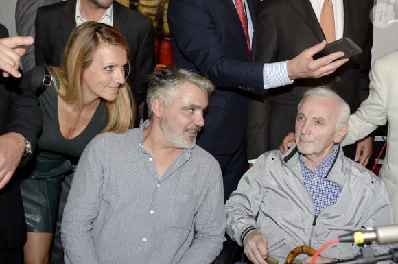 Charles Aznavour lors de sa venue à la foire de Marseille au stand de L'Arménie Avec Valerie Fedele et Nicolas Pagnol. Le 29 septembre 2017 © Patrick Carpentier / Bestimage