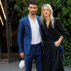 Exclusif - les coureurs cyclistes Julian Alaphilippe et sa compagne Marion Rousse - Arrivées de l'émission "Vivement Dimanche" qui sera diffusée le 24 octobre 2021 au Studio Gabriel à Paris, France, le 14 octobre 2021. © Christophe Clovis / Bestimage No web, no Blog pour la Belgique et la Suisse