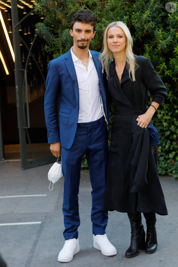 Exclusif - les coureurs cyclistes Julian Alaphilippe et sa compagne Marion Rousse - Arrivées de l'émission "Vivement Dimanche" qui sera diffusée le 24 octobre 2021 au Studio Gabriel à Paris, France, le 14 octobre 2021. © Christophe Clovis / Bestimage No web, no Blog pour la Belgique et la Suisse