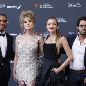 Le Festival de télévision de Monte-Carlo a lieu, cette année, du 16 juin au 20 juin 2023.
Benjamin Douba-Paris, Catherine Davydzenka, Lou Ladegaillerie, Frederic Diefenthal - Cérémonie d'ouverture du 62e Festival de Télévision de Monte-Carlo, à Monaco, le 16 juin 2023. © Denis Guignebourg/BestImage