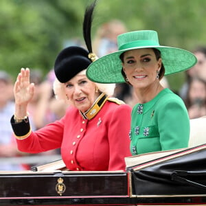 Camilla a aussi été affectueuse avec Charlotte
La reine consort Camilla Parker Bowles et Kate Catherine Middleton, princesse de Galles - La famille royale d'Angleterre lors du défilé "Trooping the Colour" à Londres. Le 17 juin 2023 