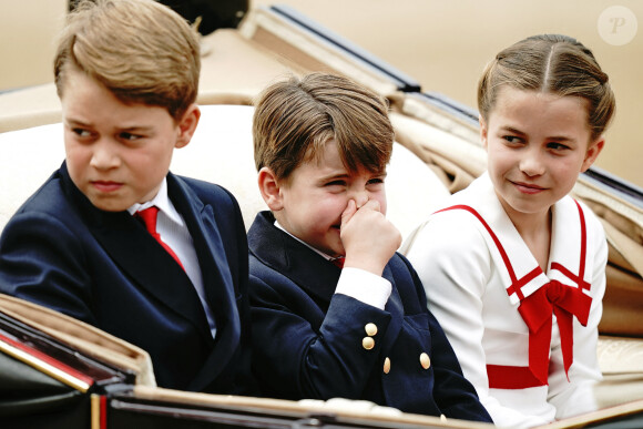 Charlotte a eu droit à des gestes tendres de son grand-père
Le prince George, la princesse Charlotte et le prince Louis de Galles - La famille royale d'Angleterre lors du défilé "Trooping the Colour" à Londres.