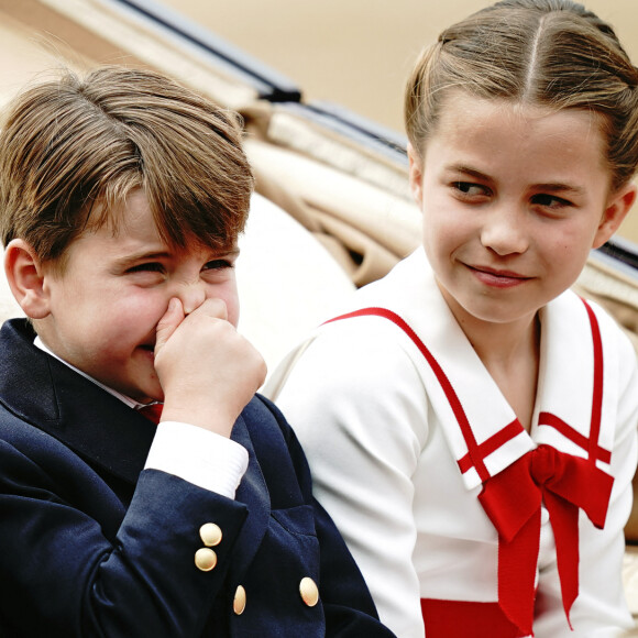 Charlotte a eu droit à des gestes tendres de son grand-père
Le prince George, la princesse Charlotte et le prince Louis de Galles - La famille royale d'Angleterre lors du défilé "Trooping the Colour" à Londres.