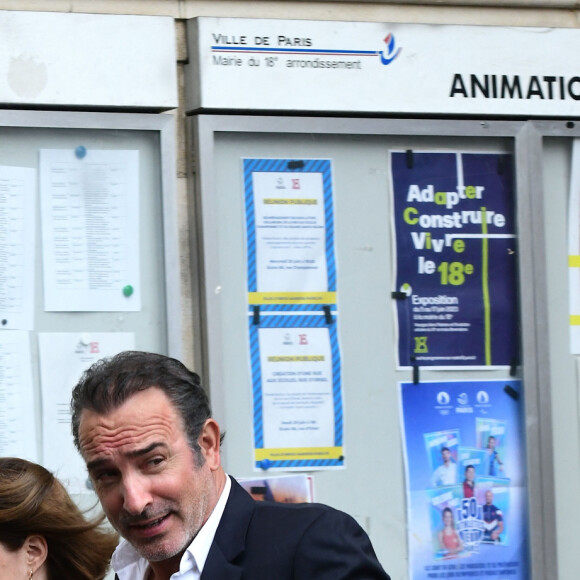 Jean Dujardin et Nathalie Péchalat - Mariage de Claude Lelouch à la mairie du 18ème à Paris. Le 17 juin 2023. ©Agence / Bestimage