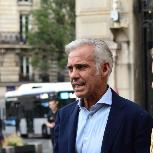 Paul et Luana Belmondo - Mariage de Claude Lelouch à la mairie du 18ème à Paris. Le 17 juin 2023. ©Agence / Bestimage