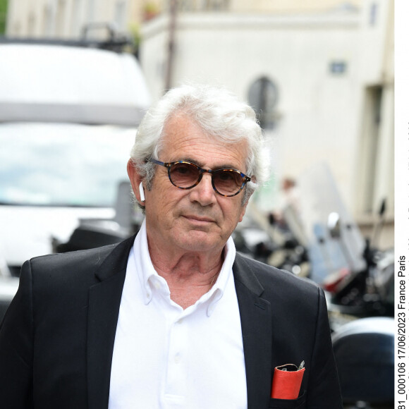 Michel Boujenah - Mariage de Claude Lelouch à la mairie du 18ème à Paris. Le 17 juin 2023. ©Agence / Bestimage