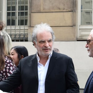 Raphaël Mezrahi - Mariage de Claude Lelouch à la mairie du 18ème à Paris. Le 17 juin 2023. ©Agence / Bestimage