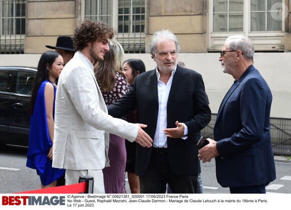 Raphaël Mezrahi - Mariage de Claude Lelouch à la mairie du 18ème à Paris. Le 17 juin 2023. ©Agence / Bestimage