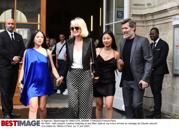 Laeticia Hallyday, son compagnon Jalil Lespert et ses filles Jade et Joy - Mariage de Claude Lelouch à la mairie du 18ème à Paris. Le 17 juin 2023. ©Agence / Bestimage
