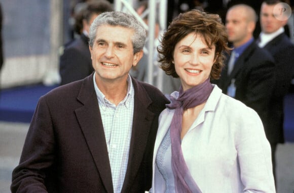 Pour assister à cette union, de très nombreuses célébrités s'étaient mises sur leur trente-et-un.
Archives - Claude Lelouch et sa femme Alessandra Martines lors du Festival de Cannes en 2002.