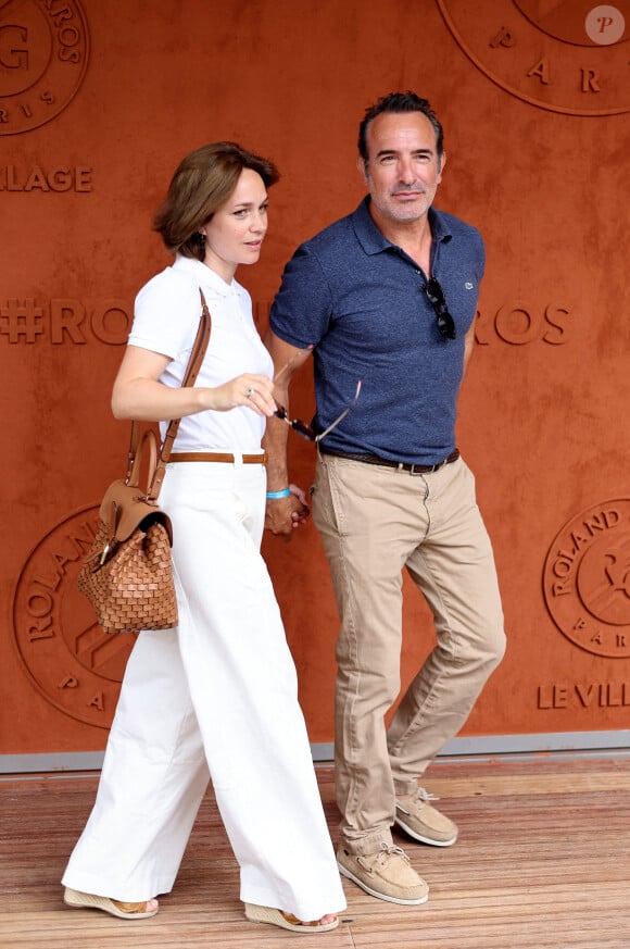 En dehors de sa famille adorée, Jean Dujardin a beaucoup d'amour à donner.
Jean Dujardin et sa femme Nathalie Péchalat au village lors des Internationaux de France de tennis de Roland Garros 2023, à Paris, France, le 11 juin 2023. © Jacovides-Moreau/Bestimage