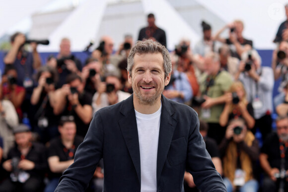 "Guillaume n'a pas changé, il a toujours sa petite tête et le même sourire. Il jouait beaucoup au foot dans la cour, moi je parlais aux filles. En tout cas, je ne jouais pas au foot, ça m'a toujours gonflé."
Guillaume Canet au photocall de "Acide" lors du 76ème Festival International du Film de Cannes, au Palais des Festivals à Cannes, France, le 22 mai 2023. © Jacovides-Moreau/Bestimage