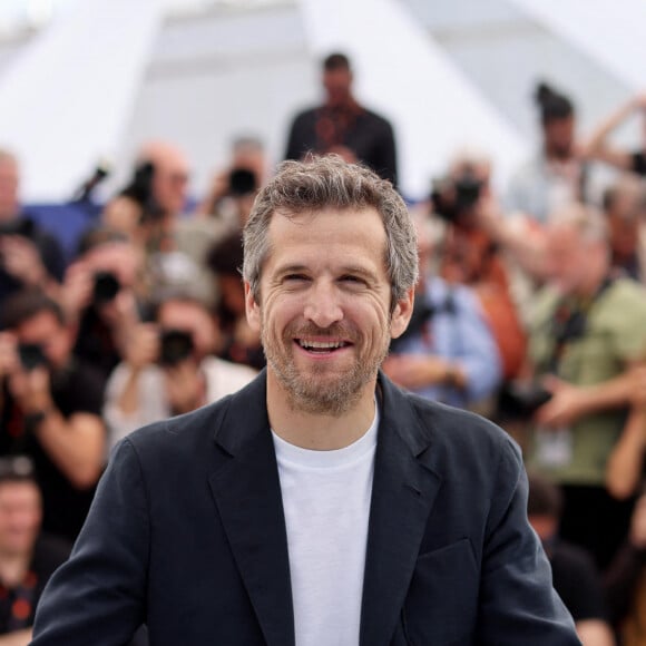 "Guillaume n'a pas changé, il a toujours sa petite tête et le même sourire. Il jouait beaucoup au foot dans la cour, moi je parlais aux filles. En tout cas, je ne jouais pas au foot, ça m'a toujours gonflé."
Guillaume Canet au photocall de "Acide" lors du 76ème Festival International du Film de Cannes, au Palais des Festivals à Cannes, France, le 22 mai 2023. © Jacovides-Moreau/Bestimage