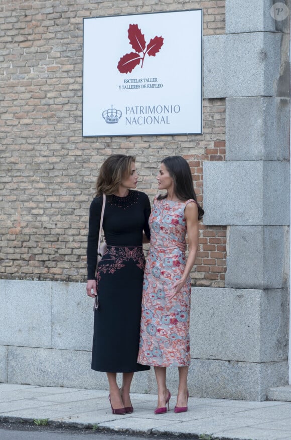 La reine Letizia d'Espagne et la reine Rania de Jordanie à leur arrivée à la visite des écoles-ateliers Patrimonio Nacional et des ateliers d'emploi au Palais Royal à Madrid, Espagne, le 19 juin 2023. © EuropaPress/Bestimage 