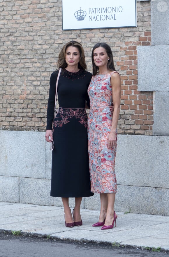 La reine Letizia d'Espagne et la reine Rania de Jordanie à leur arrivée à la visite des écoles-ateliers Patrimonio Nacional et des ateliers d'emploi au Palais Royal à Madrid, Espagne, le 19 juin 2023. © EuropaPress/Bestimage 