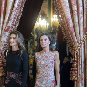 La reine Letizia d'Espagne et la reine Rania de Jordanie - Le couple royal de Jordanie reçu par le couple royal d'Espagne au palais royal de Madrid. Le 19 juin 2023 