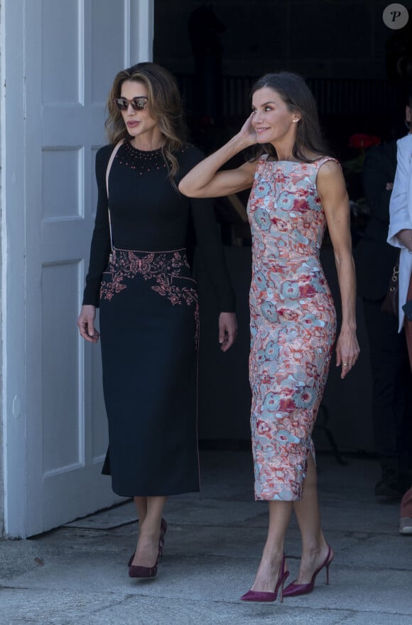 La reine Letizia d'Espagne et la reine Rania de Jordanie à leur arrivée à la visite des écoles-ateliers Patrimonio Nacional et des ateliers d'emploi au Palais Royal à Madrid, Espagne, le 19 juin 2023. © EuropaPress/Bestimage 