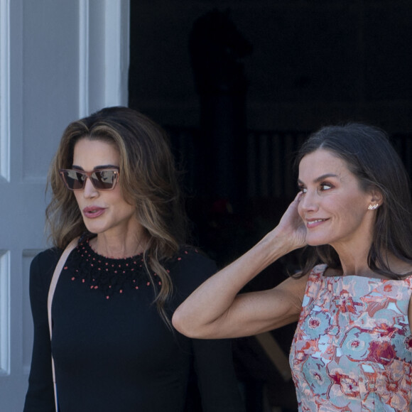 La reine Letizia d'Espagne et la reine Rania de Jordanie à leur arrivée à la visite des écoles-ateliers Patrimonio Nacional et des ateliers d'emploi au Palais Royal à Madrid, Espagne, le 19 juin 2023. © EuropaPress/Bestimage 