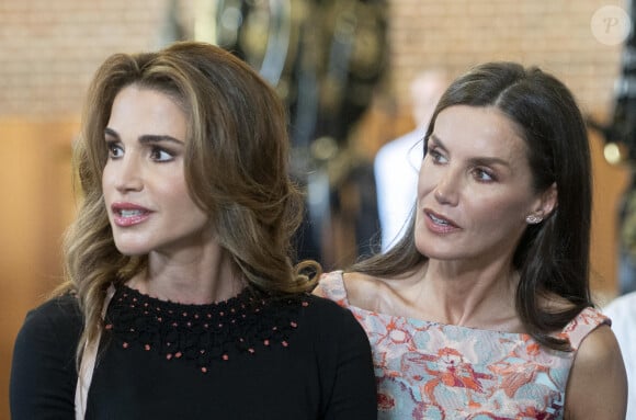 La reine Letizia d'Espagne et la reine Rania de Jordanie à leur arrivée à la visite des écoles-ateliers Patrimonio Nacional et des ateliers d'emploi au Palais Royal à Madrid, Espagne, le 19 juin 2023. © EuropaPress/Bestimage 