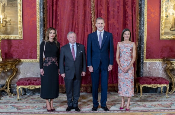 Elles ont ensuite retrouvé leurs maris. 
Le roi Felipe VI et la reine Letizia d'Espagne, reçoivent le roi Abdallah II et la reine Rania de Jordanie au palais royal de Madrid, le 19 juin 2023.