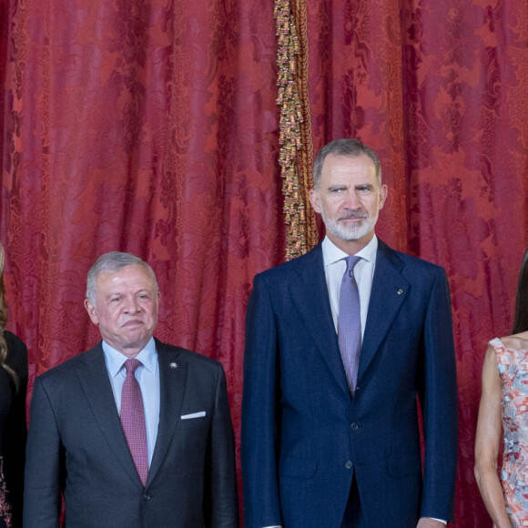 Elles ont ensuite retrouvé leurs maris. 
Le roi Felipe VI et la reine Letizia d'Espagne, reçoivent le roi Abdallah II et la reine Rania de Jordanie au palais royal de Madrid, le 19 juin 2023.