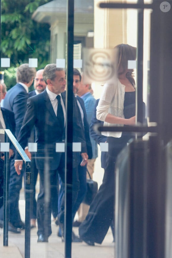 La petite aux cheveux longs est aparue la main bien serrée par celle de sa mère. 
Exclusif - Nicolas Sarkozy et Carla Bruni - Personnalités à la remise de décoration (Légion d'Honneur) à Arthur (Jacques Essebag) à la présidence du Sénat à Paris le 8 juin 2023.